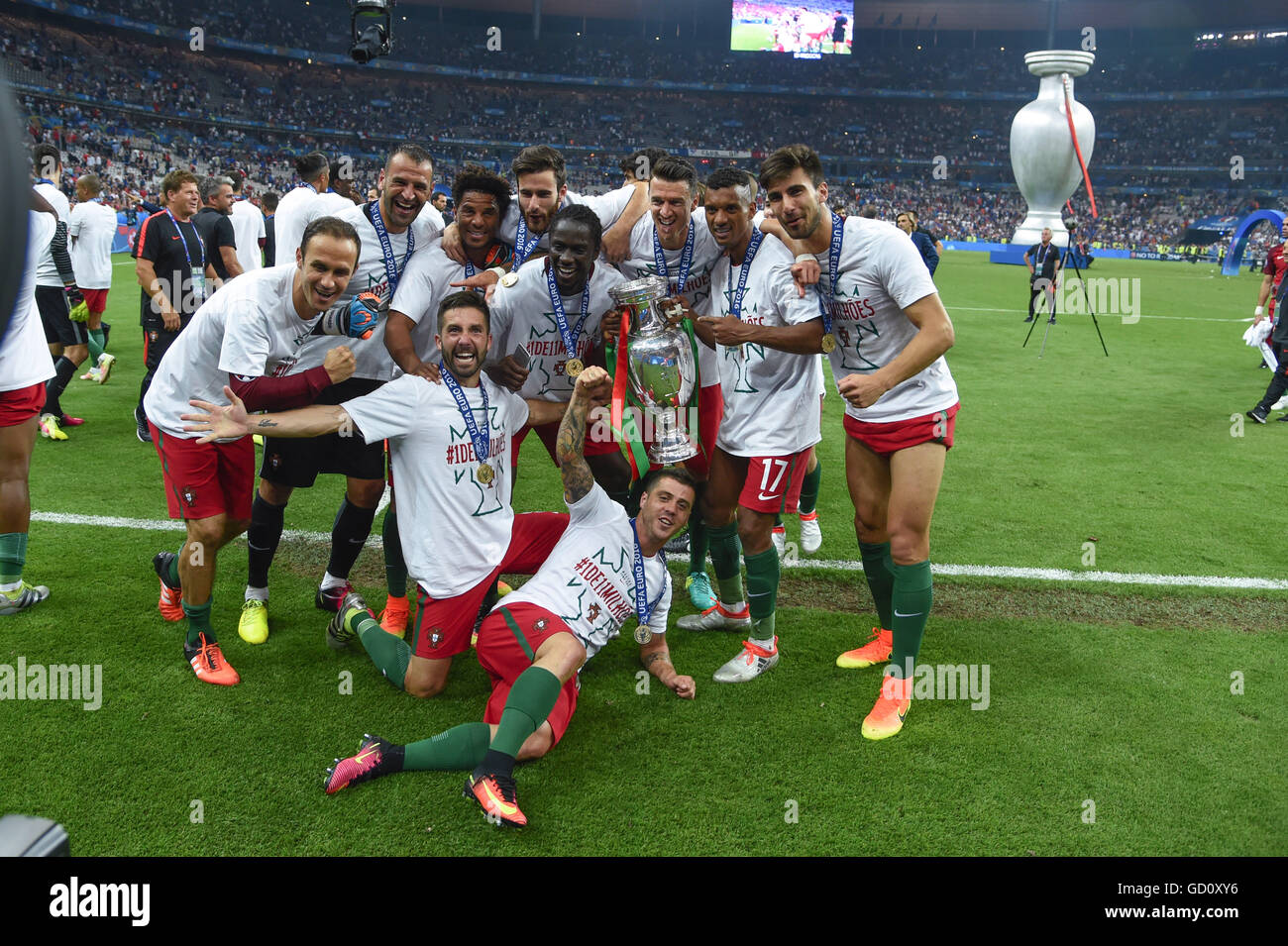 Grupo alegría final Trofeo (Portugal); Julio 10, 2016 - Fútbol : Francia Uefa euro 2016, Final : Portugal 1-0 Francia en el Stade de France, en Saint-Denis, Francia.; ; © aicfoto/AFLO/Alamy Live News Foto de stock