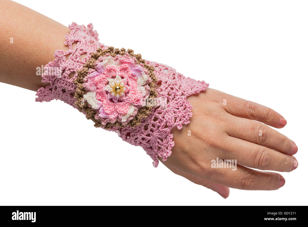 Rosa pulsera tejida a mano sobre mano aislados de los womans Foto de stock