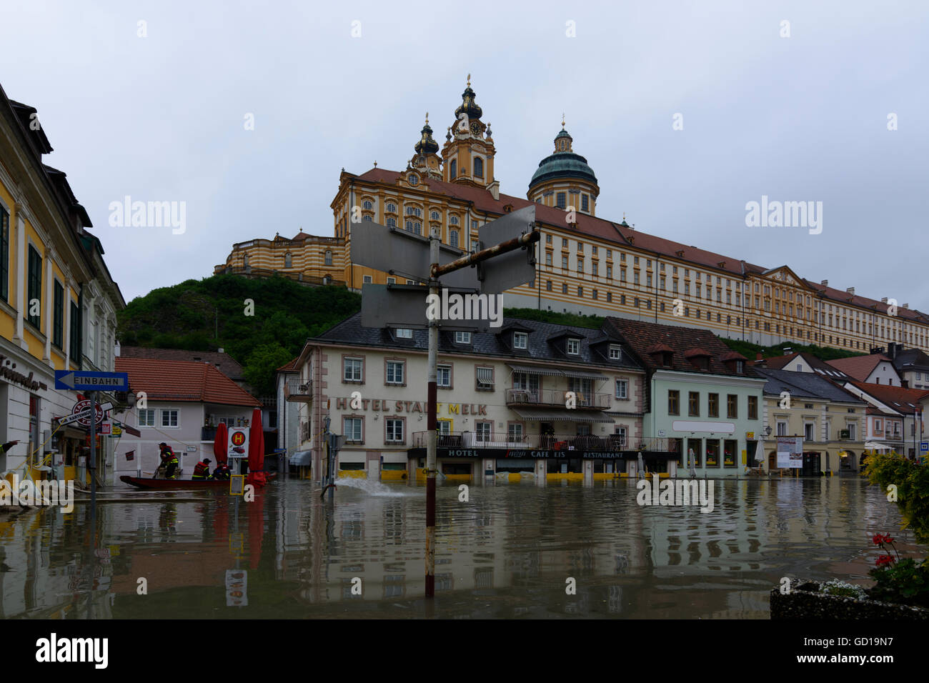 Melk: inundación del Danubio : Centro Histórico inundadas y Melk con bote de bomberos, Austria, Niederösterreich, Bajar Austri Foto de stock