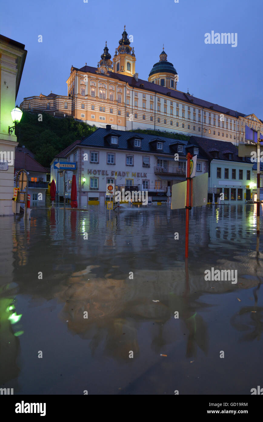 Melk: Danubio : inundaciones inundaron el centro histórico y el monasterio de Melk, Austria, Baja Austria, Niederösterreich Wachau Foto de stock