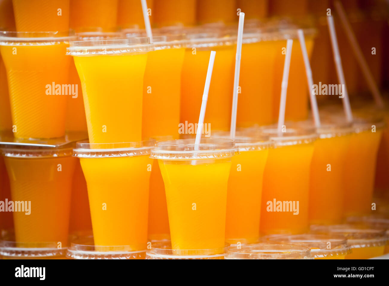 nicotina regular enfermero Vasos de plástico con jugo de naranja Fotografía de stock - Alamy