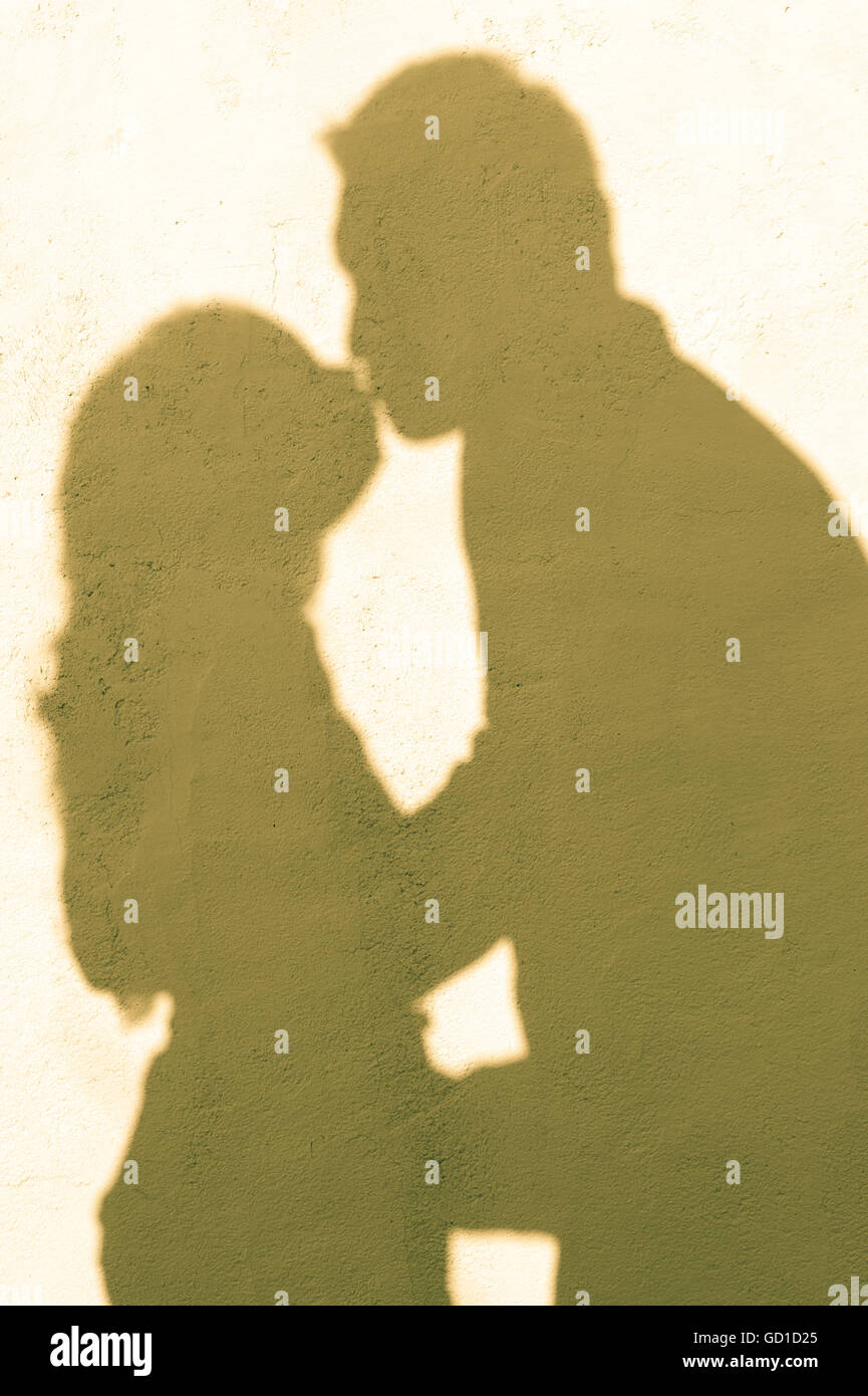 Sombra de una pareja besándose Fotografía de stock - Alamy