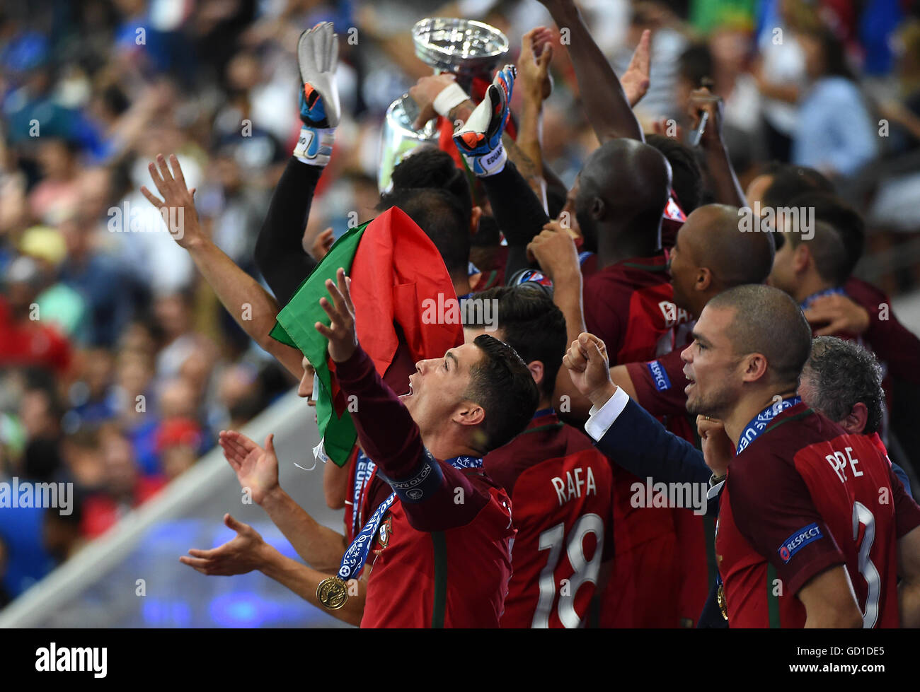 Portugal celebra con el trofeo después de ganar la Final de la UEFA Euro 2016 en el Stade de France, en París. Foto de stock