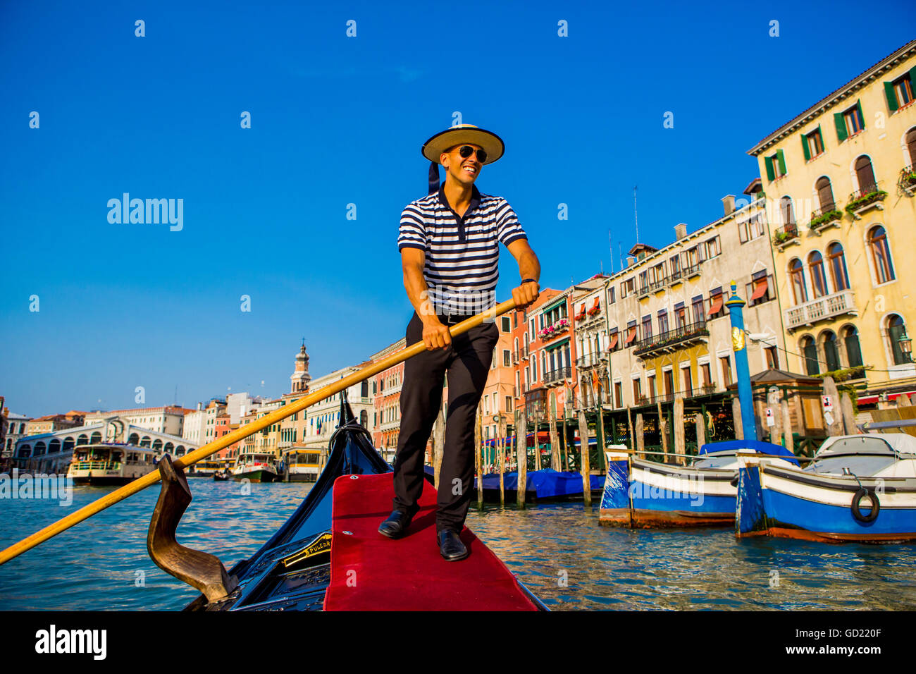 Gondolero en Venecia, Sitio del Patrimonio Mundial de la UNESCO, Véneto, Italia, Europa Foto de stock