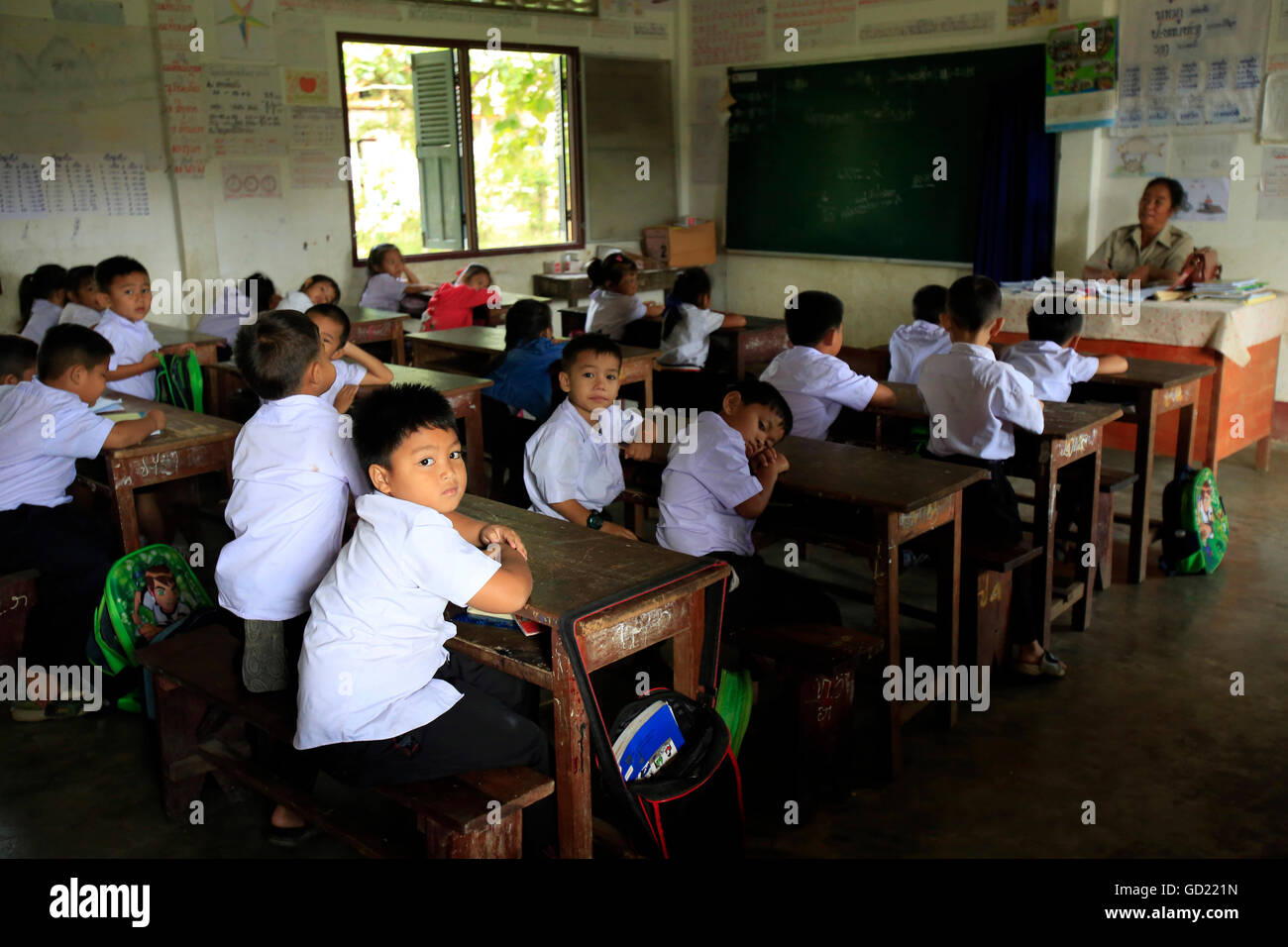 En el aula escolar, escuela primaria, Vang Vieng, provincia de Vientiane, Laos, Indochina, en el sudeste de Asia, Asia Foto de stock