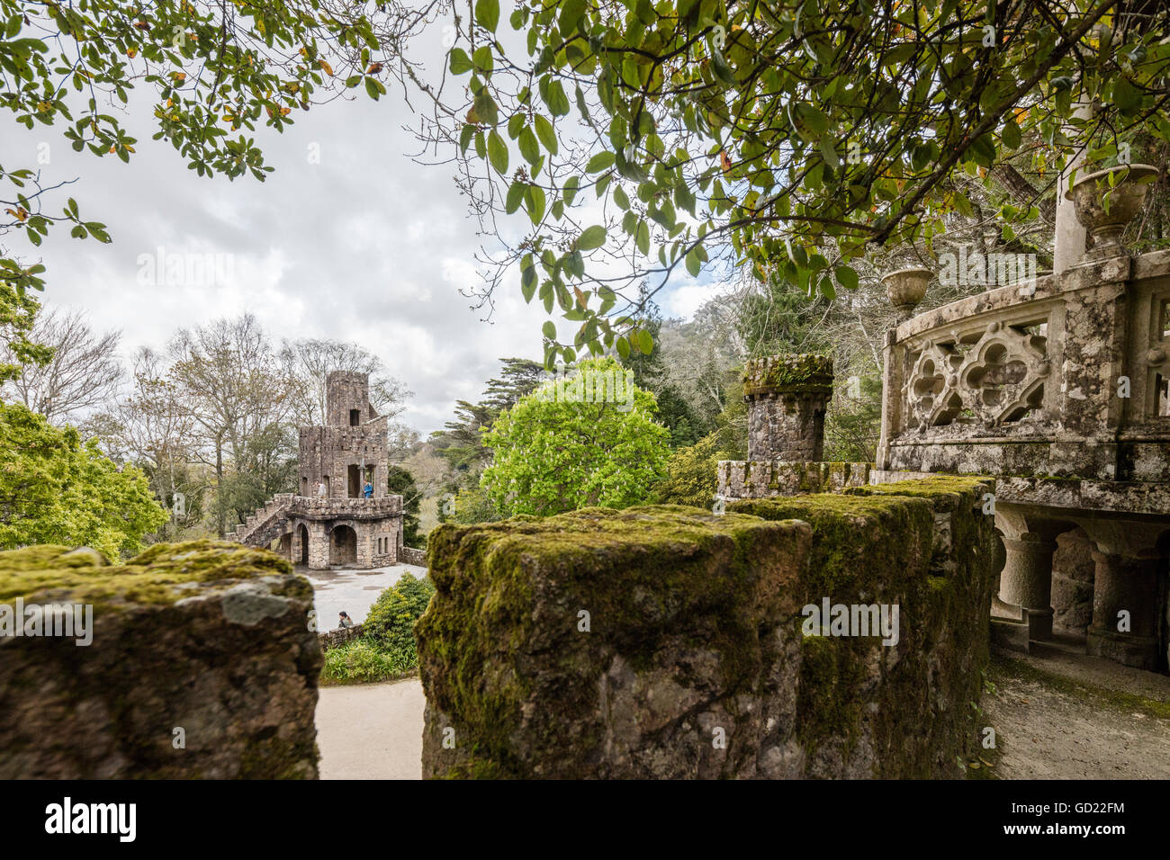 Construcciones místico románico de estilo gótico y renacentista en el interior del parque Quinta da Regaleira, Sintra, Portugal, Europa Foto de stock