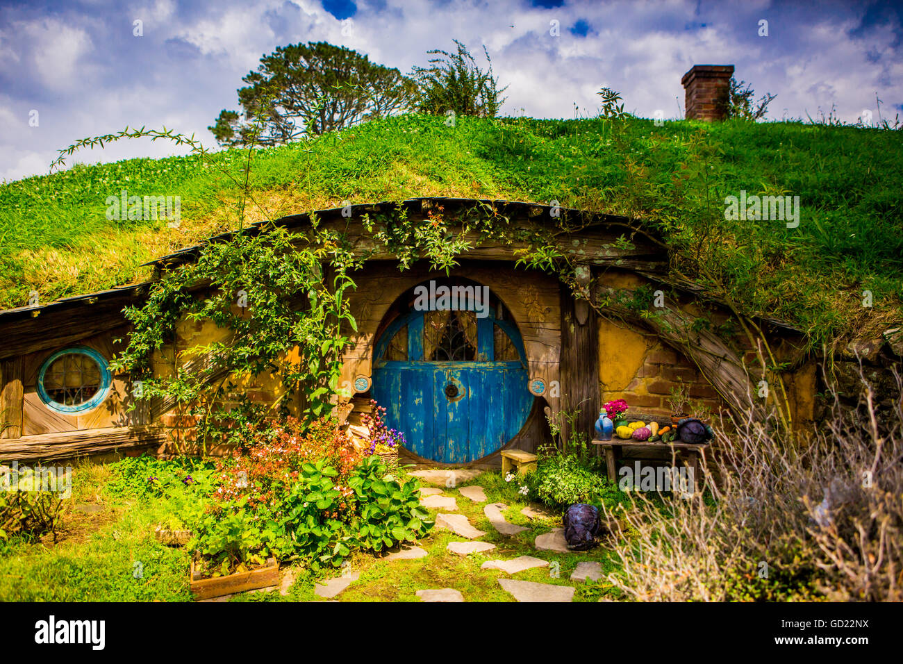 Puerta frontal de un hobbit House, Hobbiton, Isla del Norte, Nueva Zelanda, el Pacífico Foto de stock