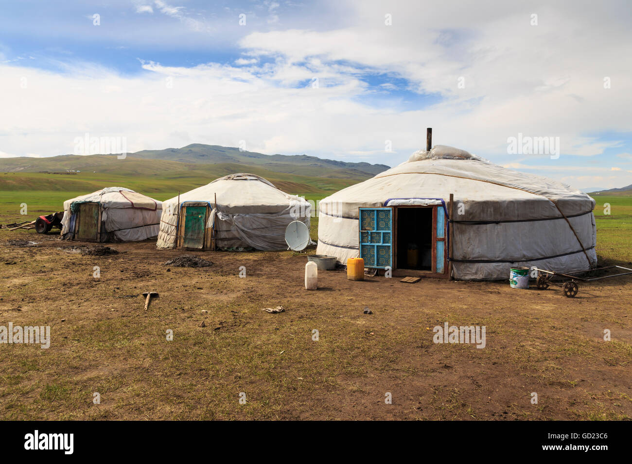 Línea de familia gers en un verano Campamento nómada, Gers y distantes montañas, Khujirt, Uvurkhangai (Ovorkhangai), Mongolia Central Foto de stock