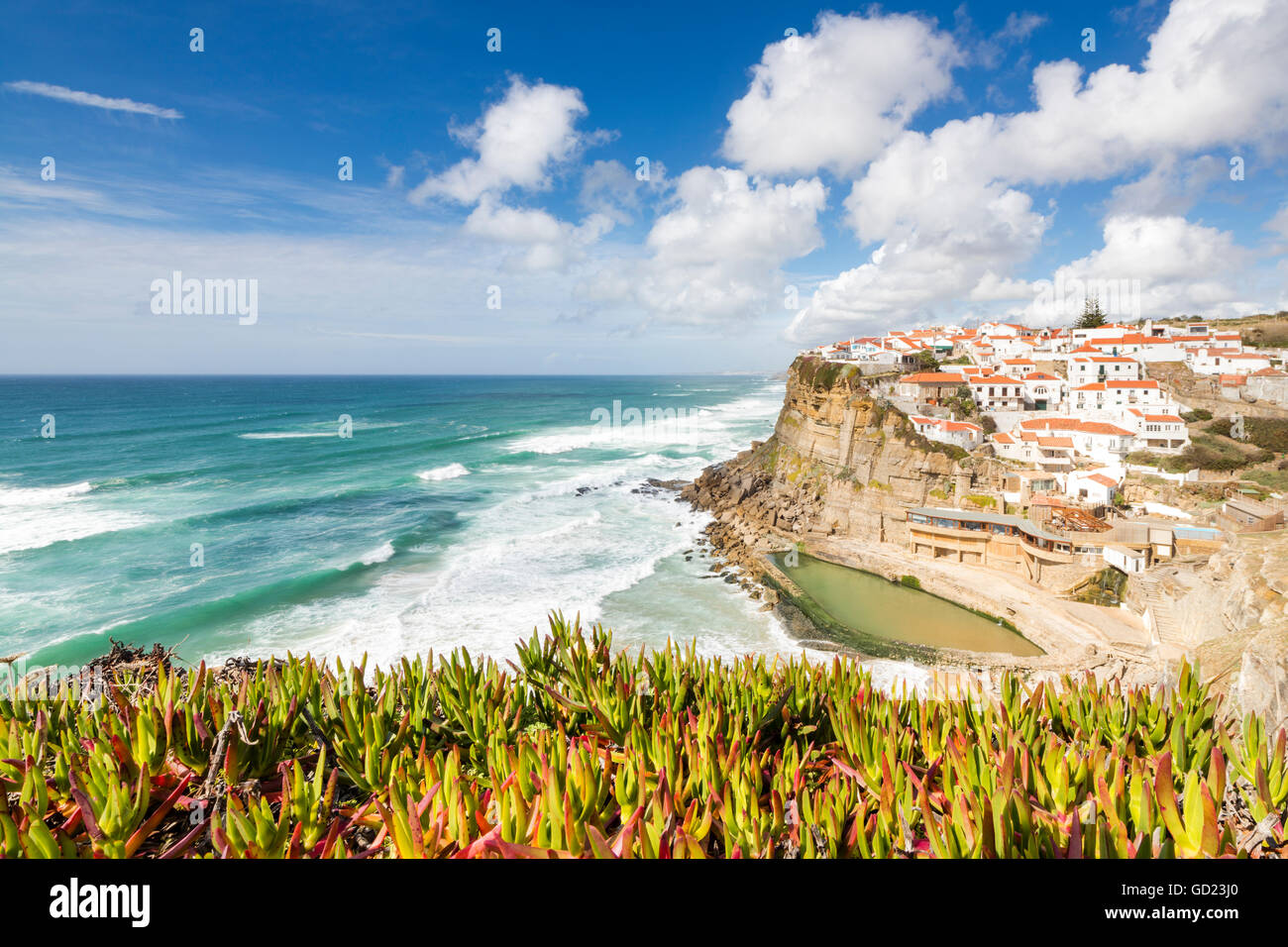 Vista superior de la posado aldea de Azenhas do Mar rodeado por el Océano Atlántico y la vegetación verde, Sintra, Portugal Foto de stock