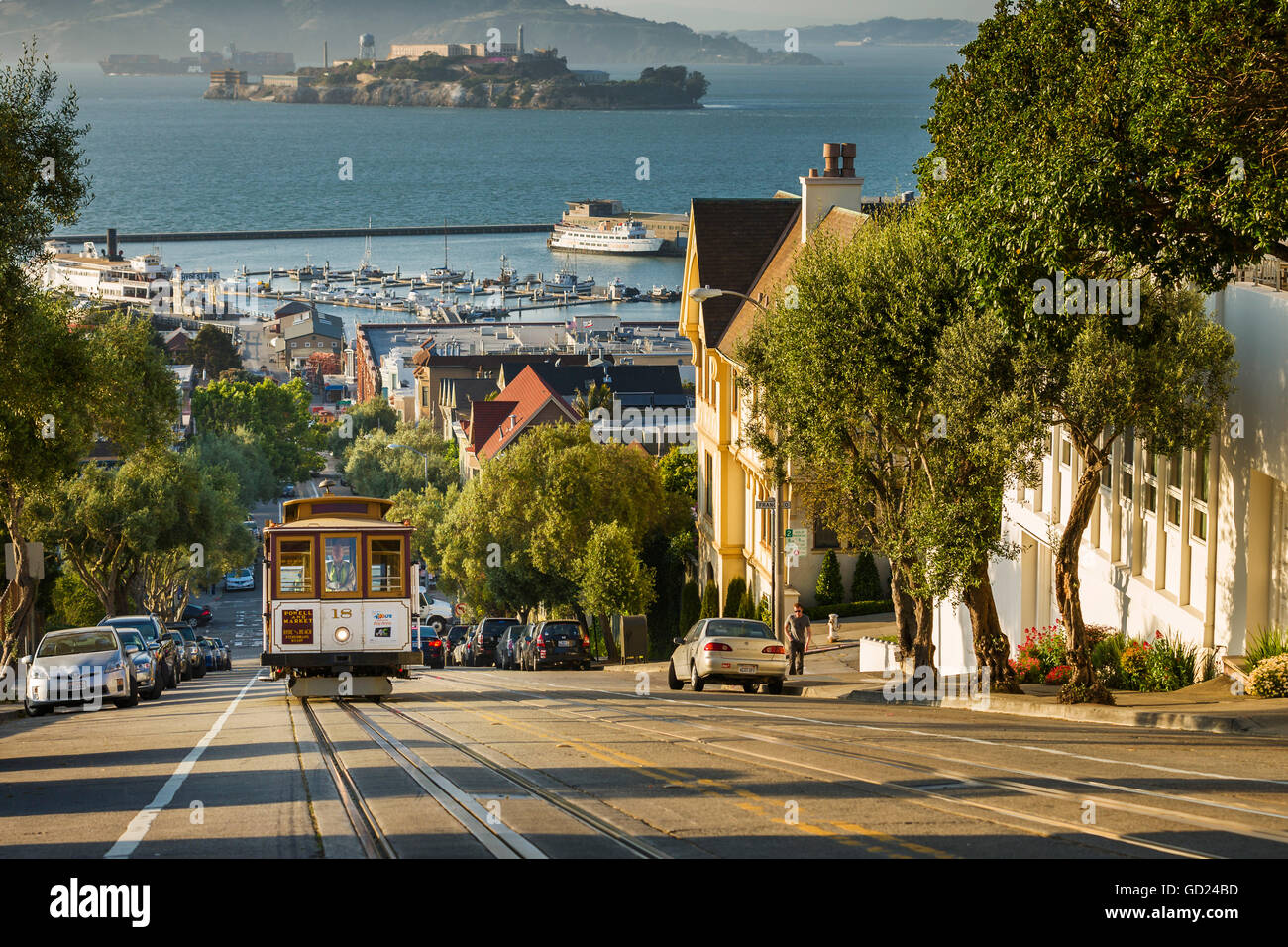 El tranvía de la ciudad de San Francisco se sube más allá de Hyde Street con Alcatraz, San Francisco, California, Estados Unidos de América Foto de stock