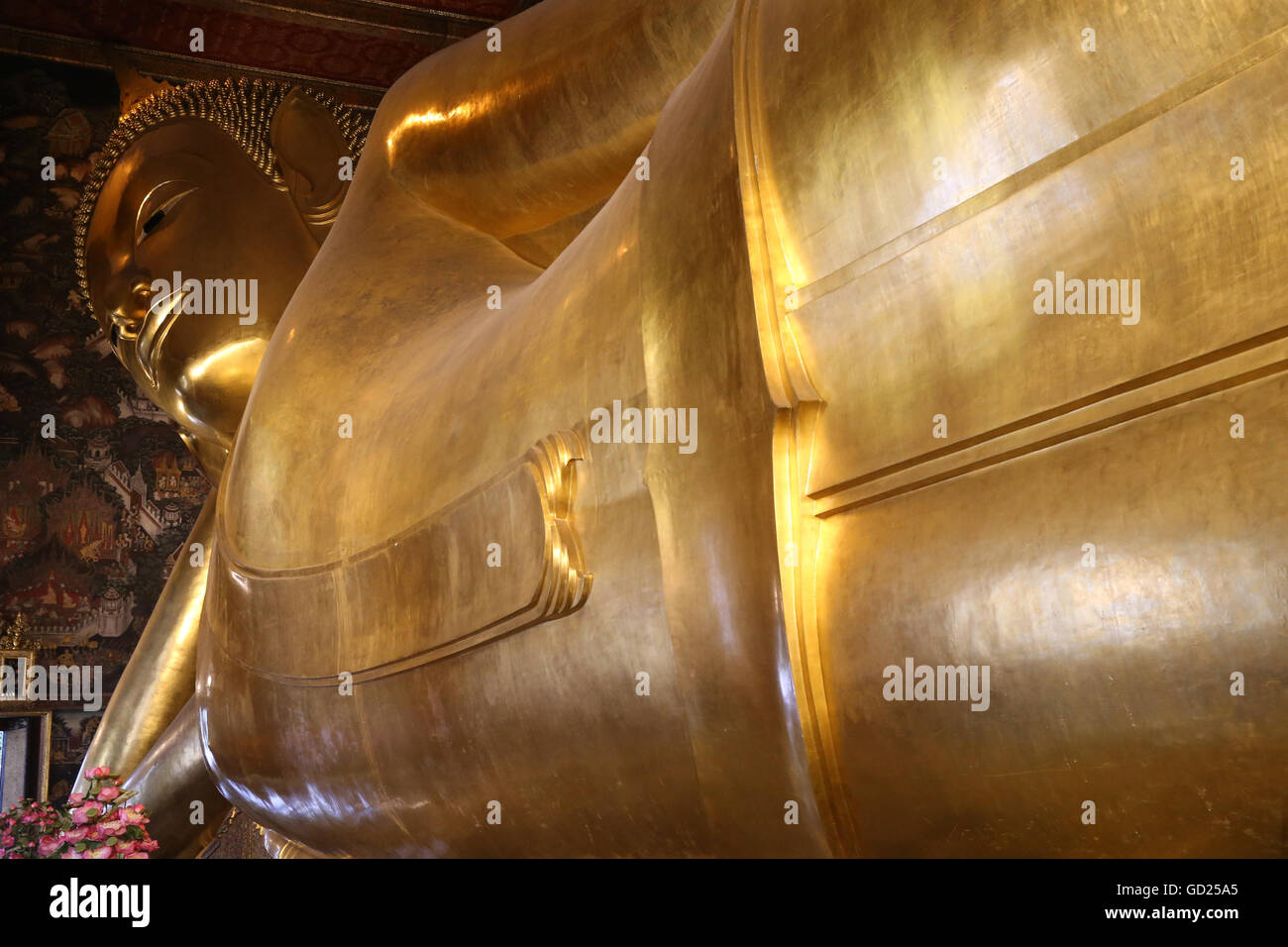 Golden Buddha Reclinado, 45m de largo y 15m de alto, el templo Wat Pho, en Bangkok, Tailandia, el sudeste de Asia, Asia Foto de stock