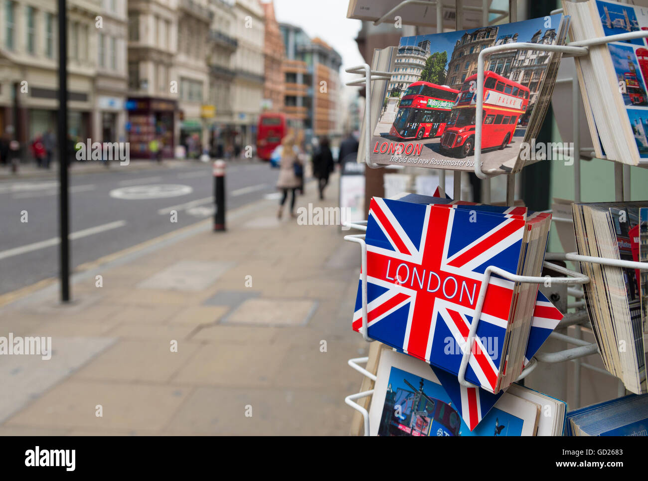 Londres, Inglaterra - 23 de octubre: Kiosk con Londres Tarjetas de  felicitación. Los turistas gastan anualmente unos 15 millones de libras en  la ciudad Fotografía de stock - Alamy