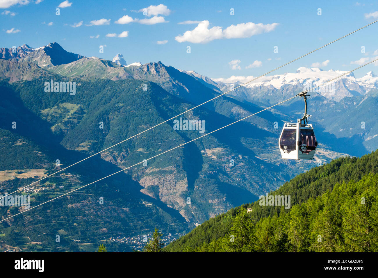 Teleférico en pila, Valle de Aosta, Italia. Cervino o Matterhorn (izquierda  de oriente) y el macizo del Monte Rosa (extrema derecha) puede ser visto  Fotografía de stock - Alamy