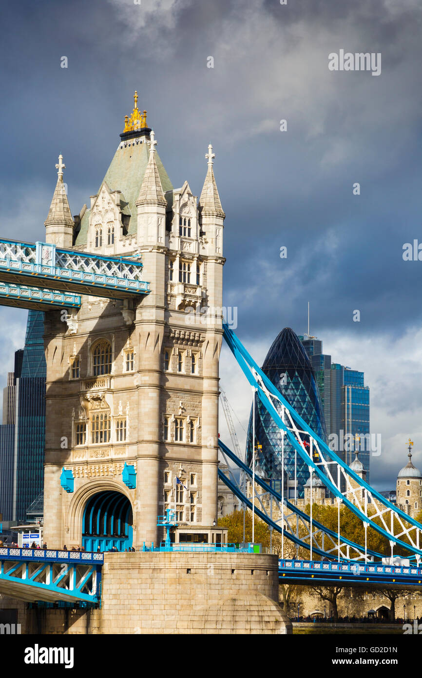 Puente de la torre y los edificios de la ciudad. Londres, Reino Unido, Europa Foto de stock