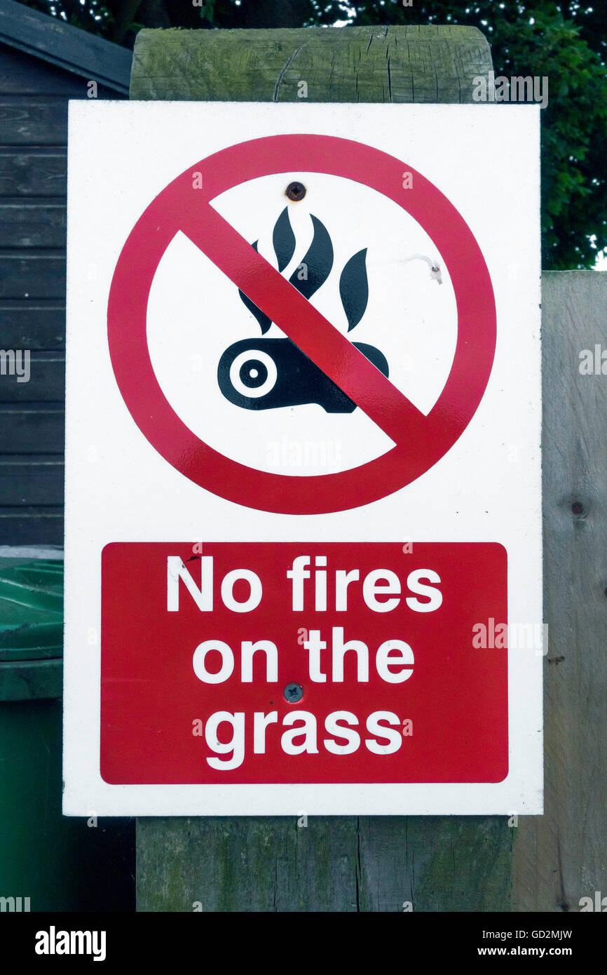 Señal de advertencia de peligro camping aviso no se dispara sobre la hierba Foto de stock