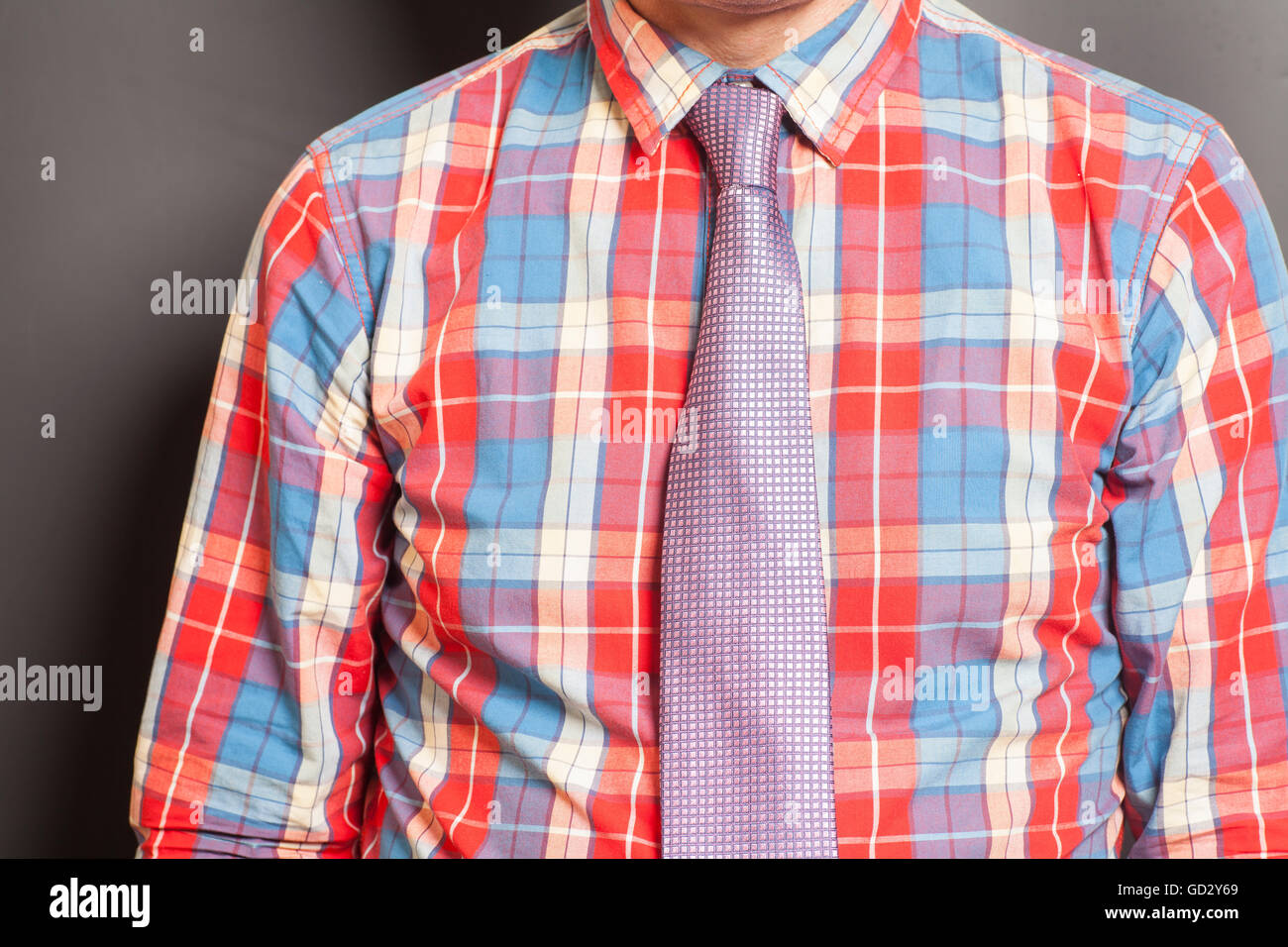 El hombre viste camisa a cuadros con corbata sobre gris Fotografía de - Alamy