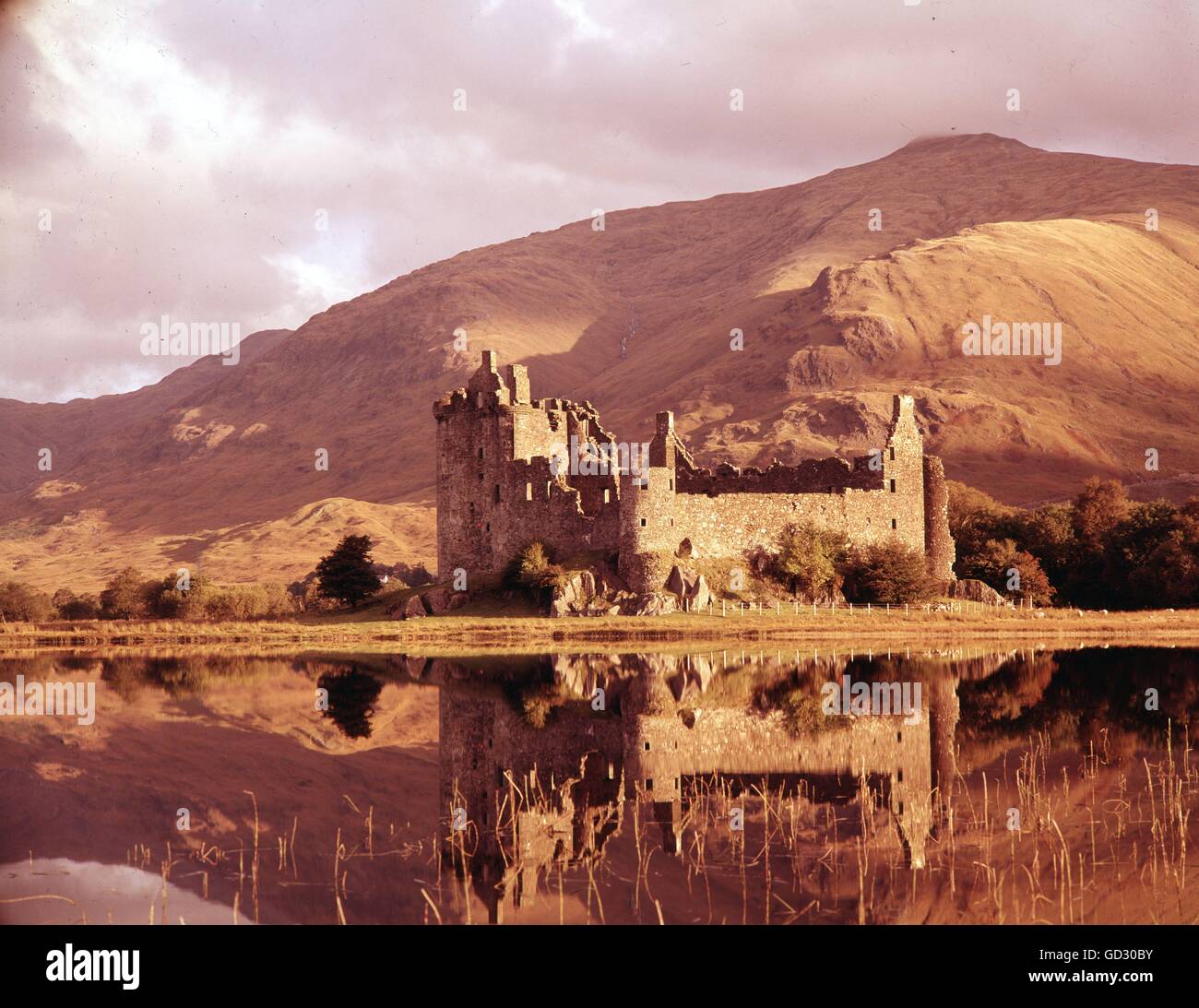 Escocia, Argyll. Las románticas ruinas del Castillo de Kilchurn en Loch Awe. Construido en 1440 Foto de stock