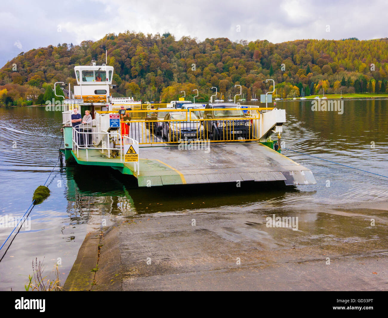El cable accionado Windermere ferry llegando al embarcadero de Bowness-on-Windermere, en el distrito de Los Lagos, Cumbria, Inglaterra. Foto de stock