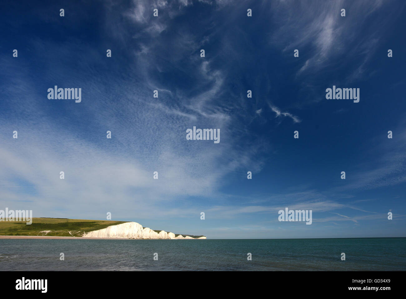La icónica vista de la costa inglesa, Siete Hermanas rocas calcáreas, East Sussex Foto de stock