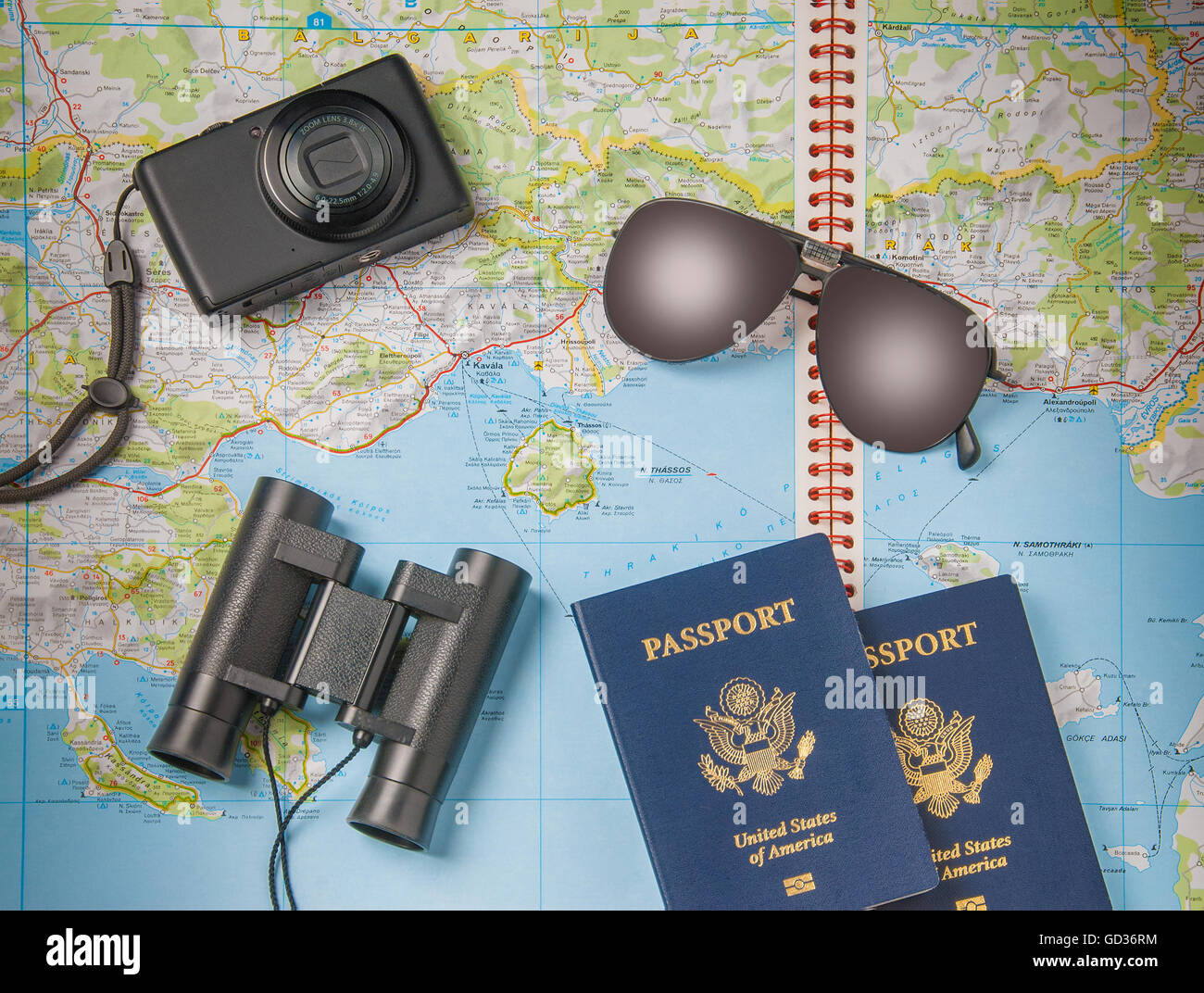 Las vacaciones de verano, el turismo y los objetos concepto - Cierre de ropa, cámara, binoculares, pasaportes y mapa de viaje Foto de stock