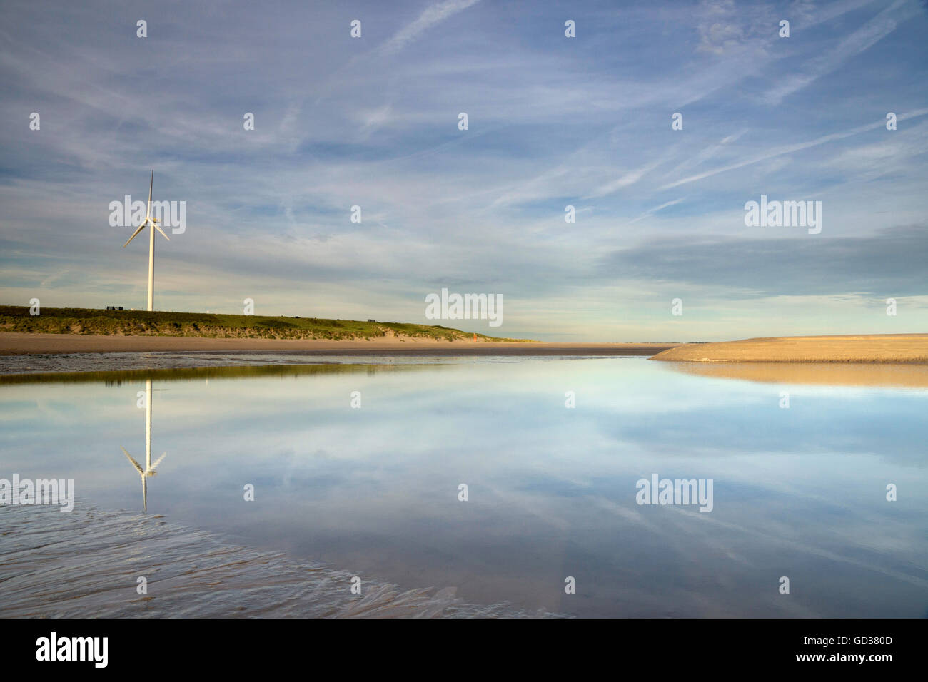 Maasvlakte playa con molino de viento Foto de stock