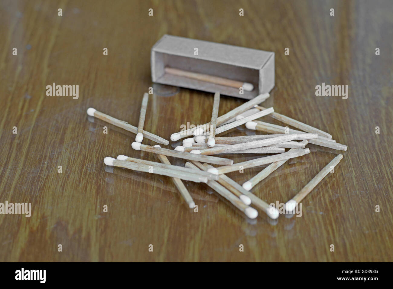 Matchstick blanco y matchbox en mesa de madera Foto de stock
