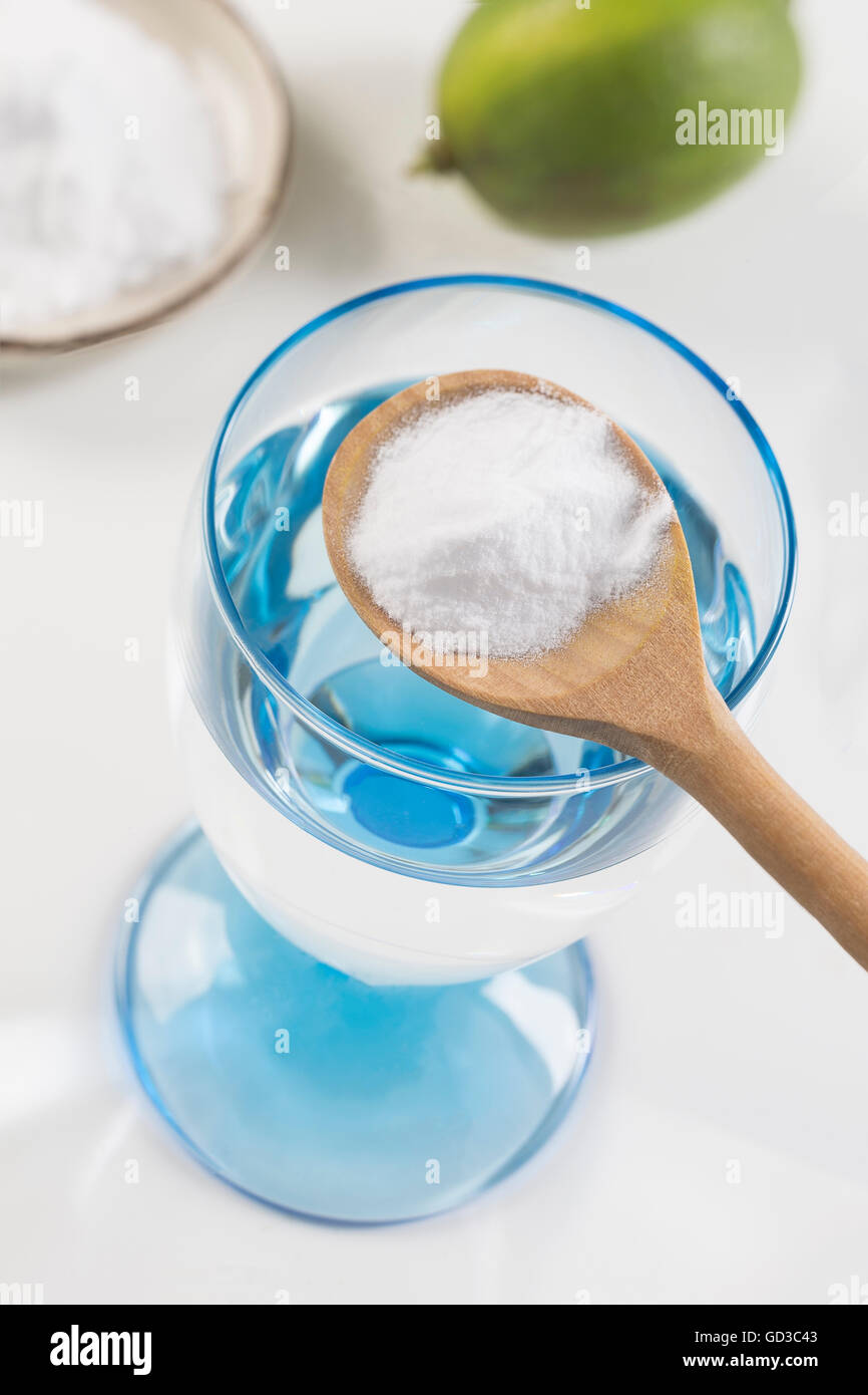 Vaso de agua, limón, bicarbonato de soda natureal solution Foto de stock