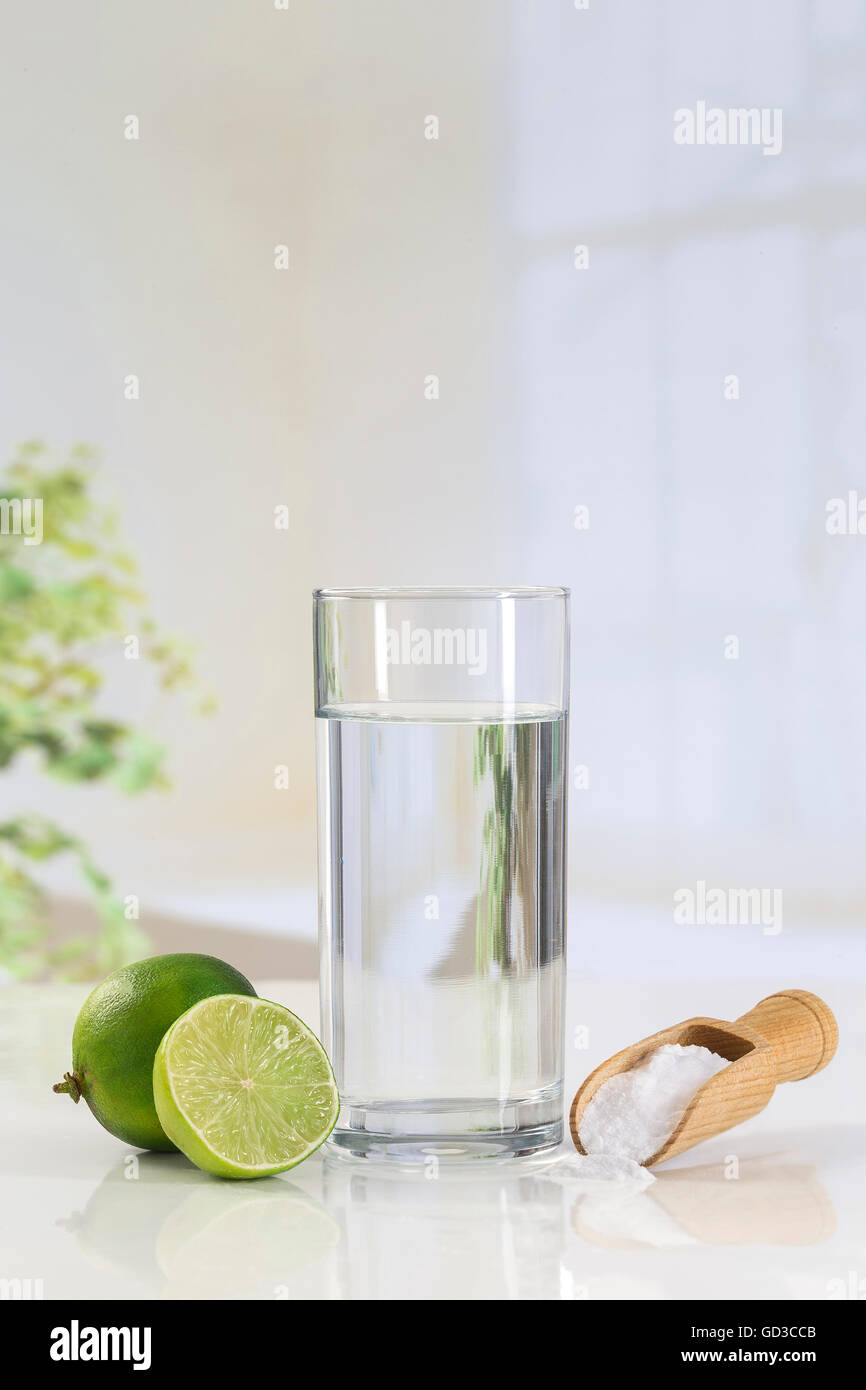 Vaso de agua, limón, bicarbonato de soda natureal solution Foto de stock