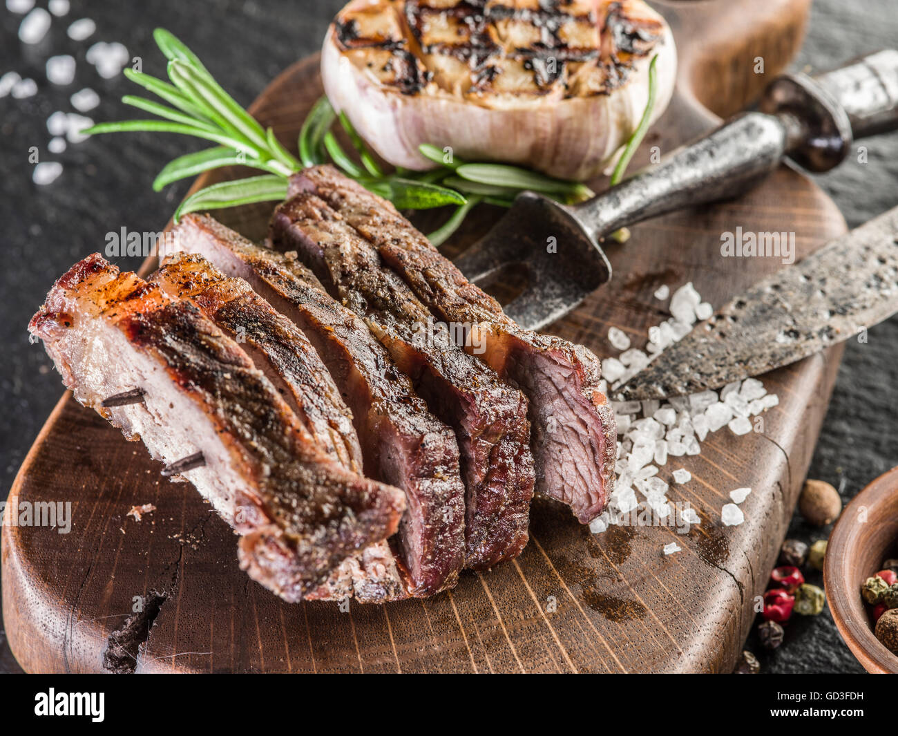Rib Eye Steak con especias en la madera bandeja. Foto de stock