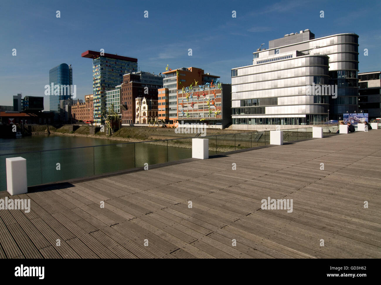 Pasarela "Puente vivo" en frente de la arquitectura moderna en el Medienhafen media Harbour, Duesseldorf Foto de stock