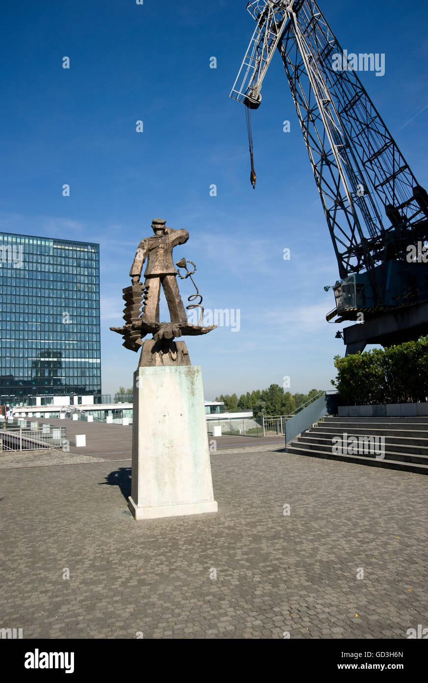 Hans Albers escultura por Jörg Immendorf y antigua grúa en el Medienhafen media Harbour, Dusseldorf, Renania del Norte-Westfalia Foto de stock