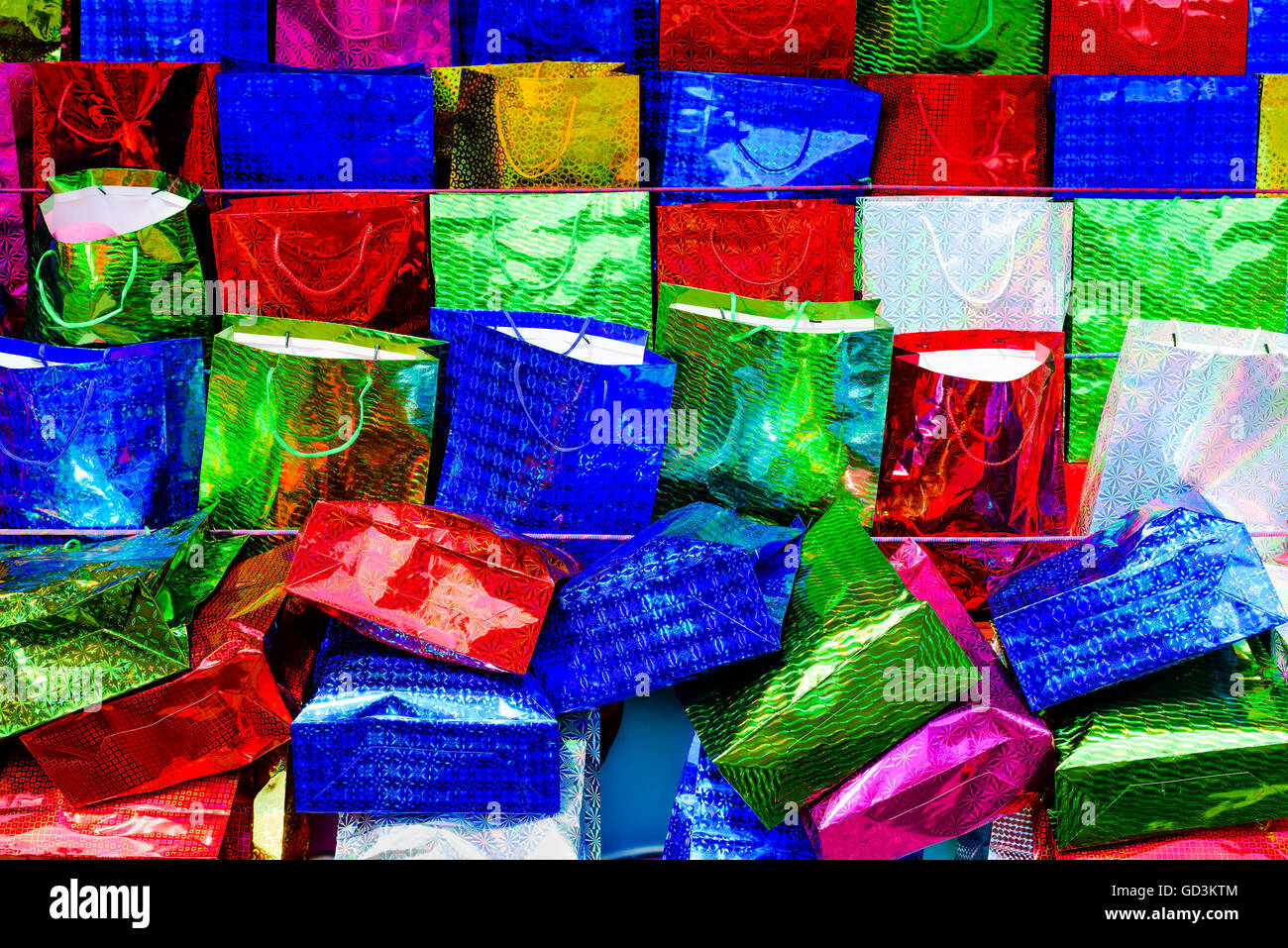 Surtido de muy coloridas y pequeñas bolsas de regalo. Foto de stock