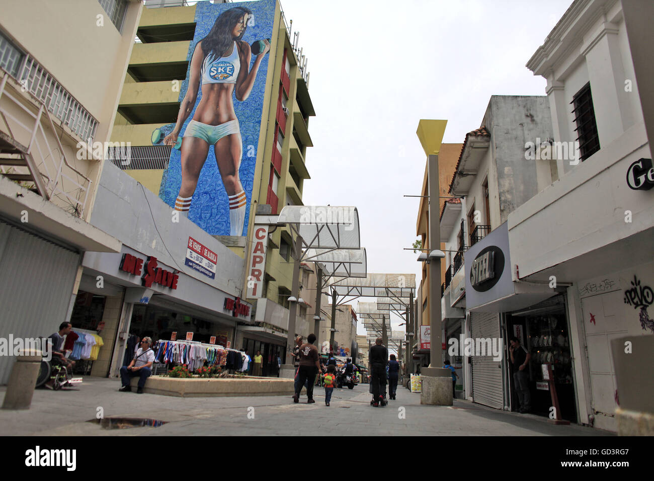 San Juan, Puerto Rico. El 1 de julio de 2015. La gente camina a través de  una zona de compras en Río Piedras, donde muchas empresas han cerrado en  San Juan, Puerto