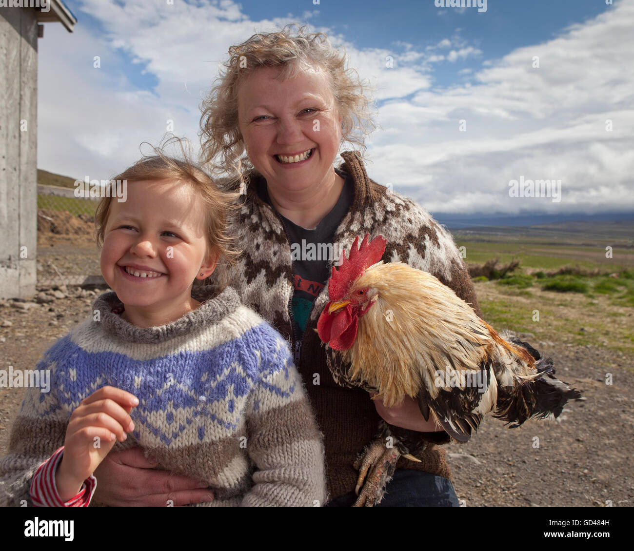 La madre y el niño en una granja, en el oeste de Islandia Foto de stock