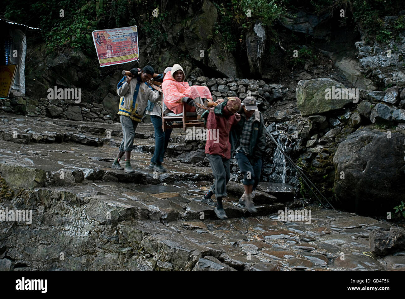 Los peregrinos que se dirigían a Kedarnath Foto de stock