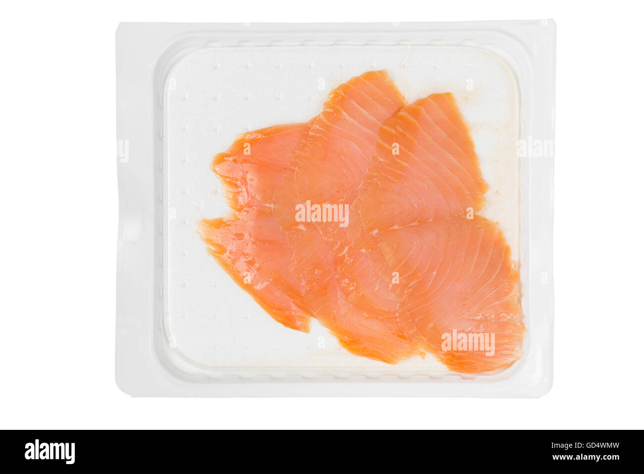 Rodajas de salmón ahumado en el paquete aislado sobre fondo blanco. Foto de stock