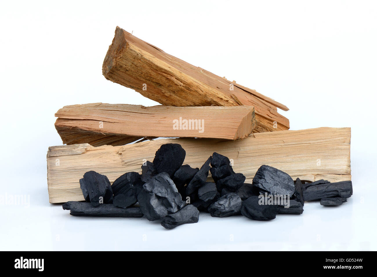 Leña y carbón de leña Fotografía de stock - Alamy