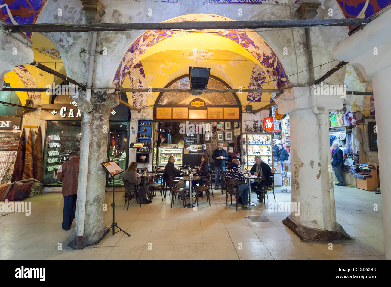 Pequeño café turco en el Gran Bazar de Estambul, Turquía Foto de stock