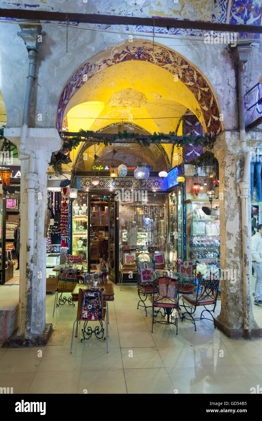 Pequeño café turco en el Gran Bazar de Estambul, Turquía Foto de stock