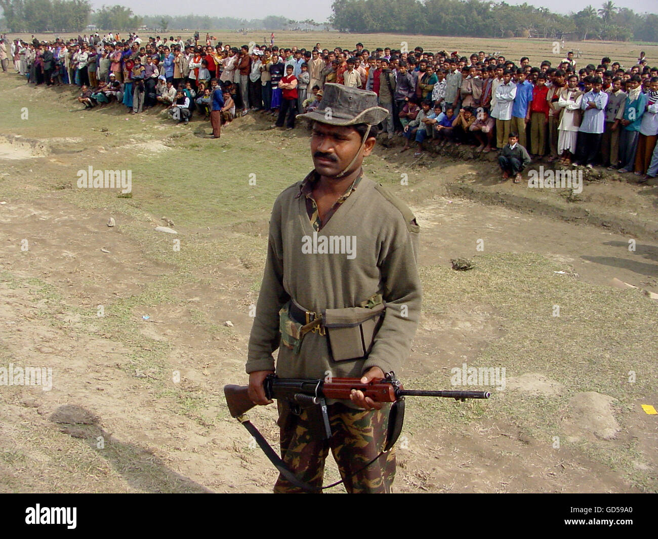 Los hombres del ejército controlando la multitud Foto de stock