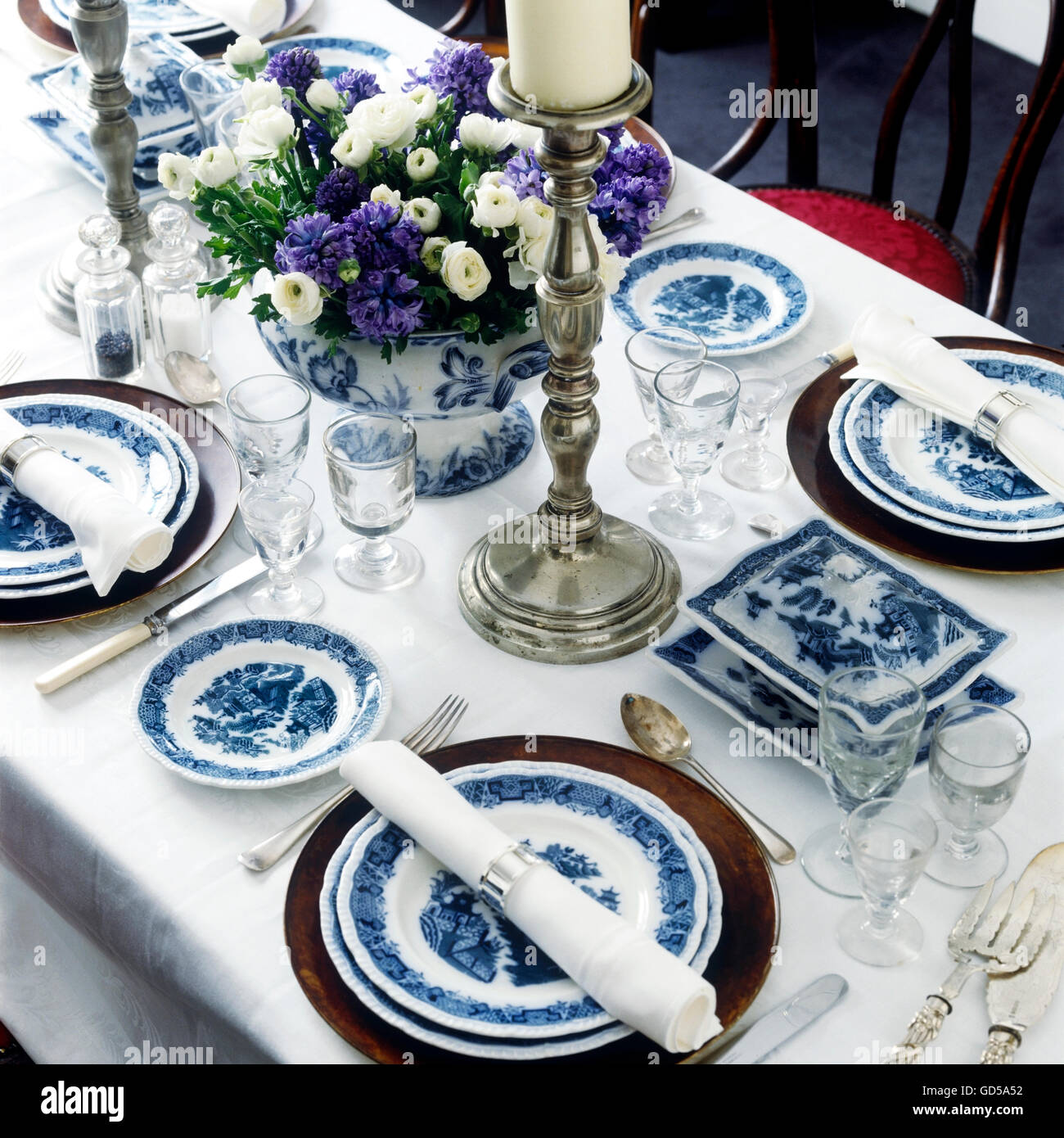 Blue willow china en mesa Fotografía de stock - Alamy