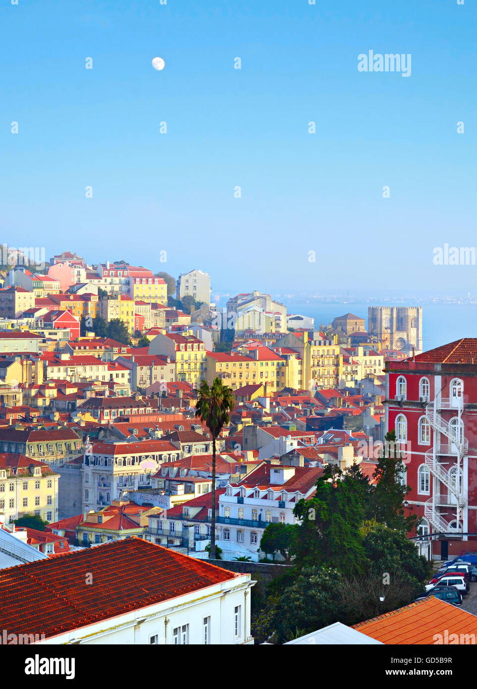 Arquitectura de la vieja ciudad de Lisboa al atardecer. Portugal Foto de stock