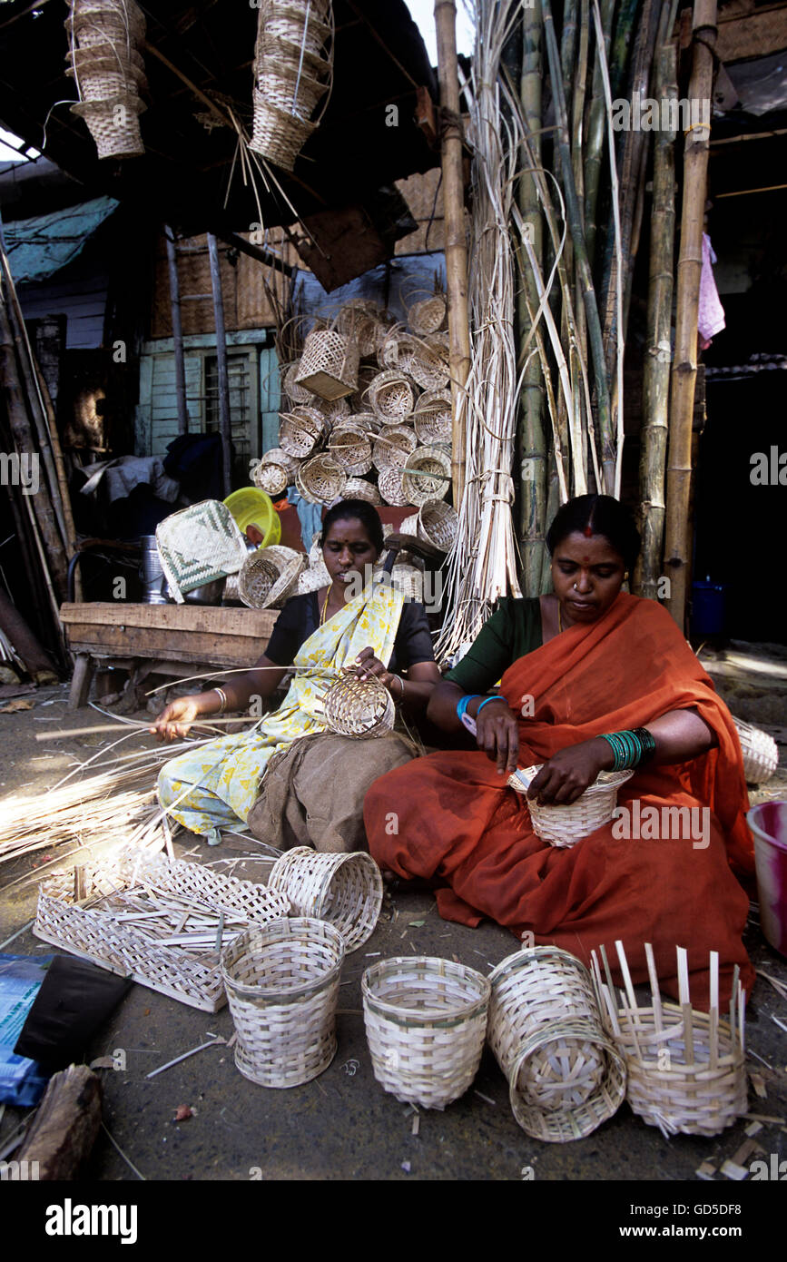 Mujer tejiendo cestas con tiras de bambú Foto de stock