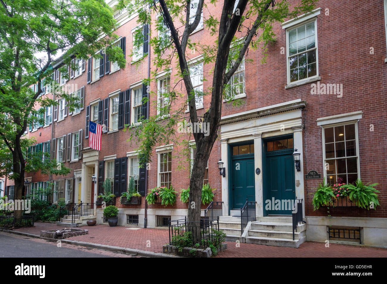 Atractivas casas de ladrillo decorada con cuadros de flores en barrio residencial en Filadelfia Foto de stock