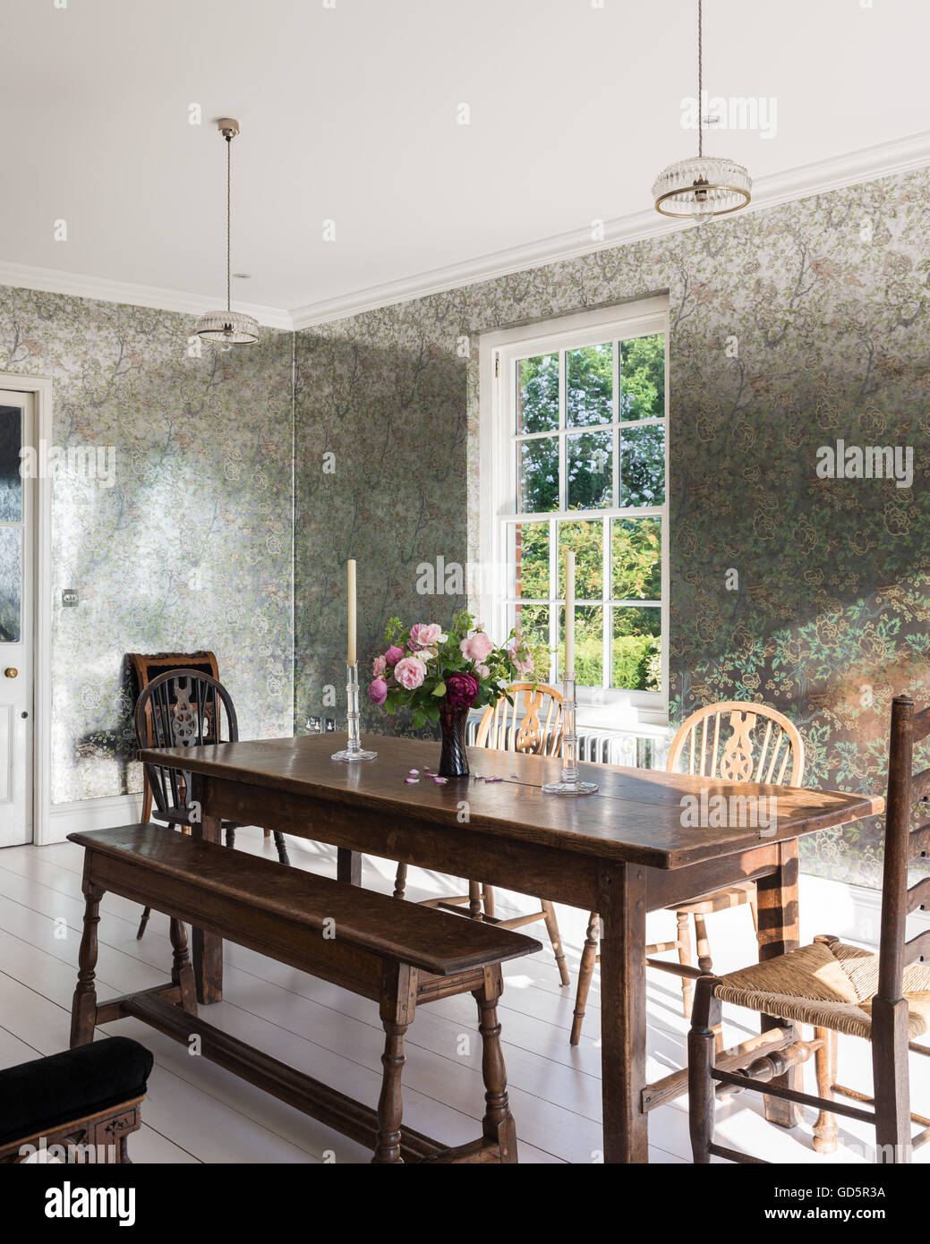 Mesa de comedor de roble en la sala de desayunos con lámina reflectante wallpaper por Anna francés. Foto de stock