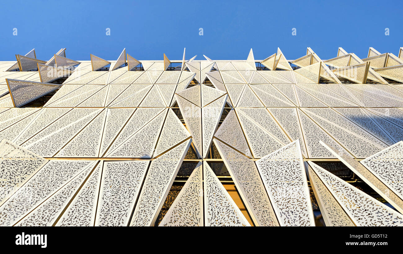Fachada exterior con persianas de acero perforado triangular ajustable. Campus de SDU Kolding, Kolding, Dinamarca. Arquitecto: Henning Larsen Architects, 2015. Foto de stock