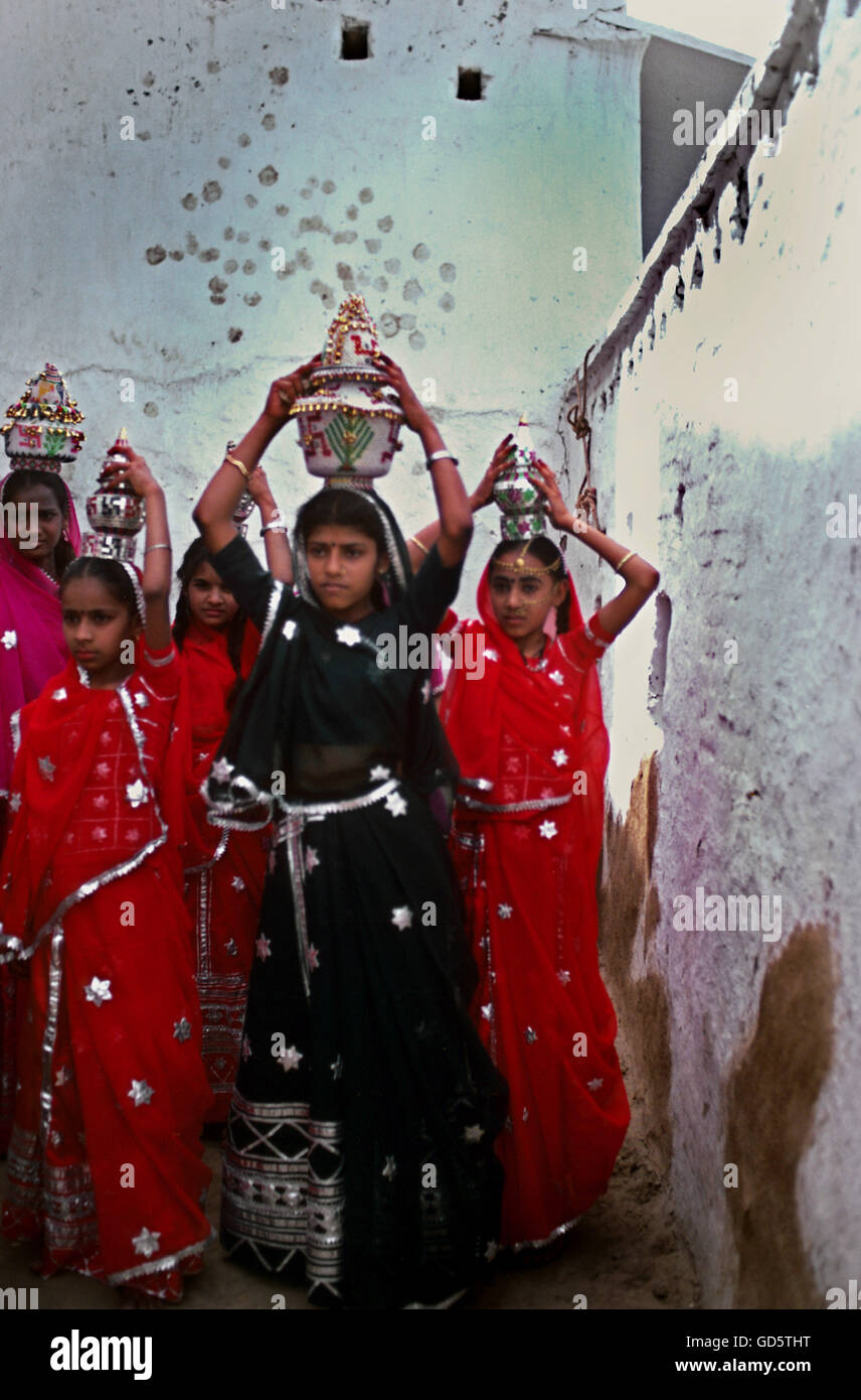 Las niñas esperando saludar a Maharani Foto de stock