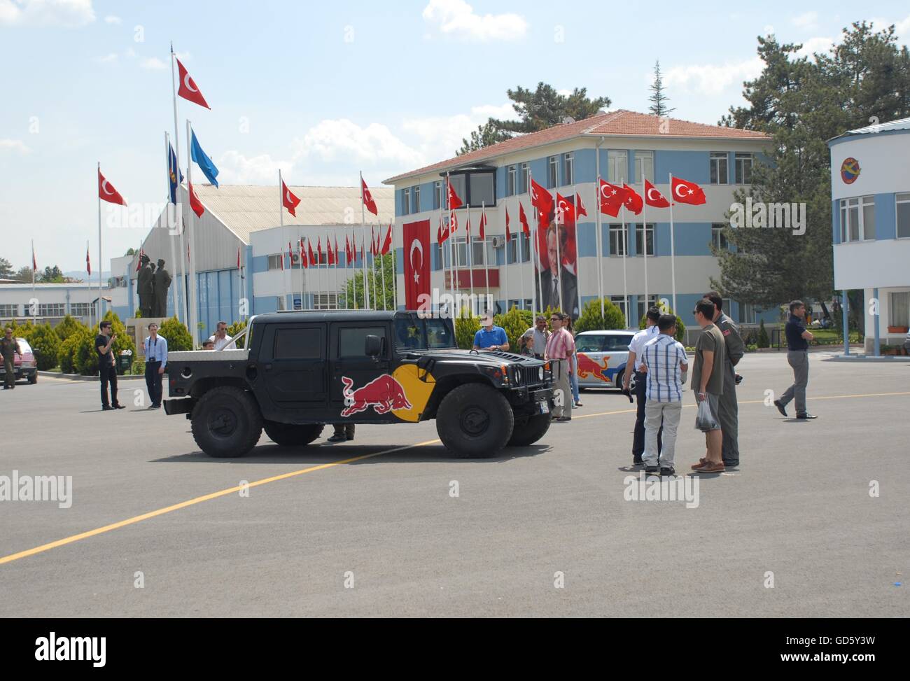 Red Bull Energy Drink's Hummer recogida en la asociación aérea turca-THK Etimesgut aeropuerto Foto de stock