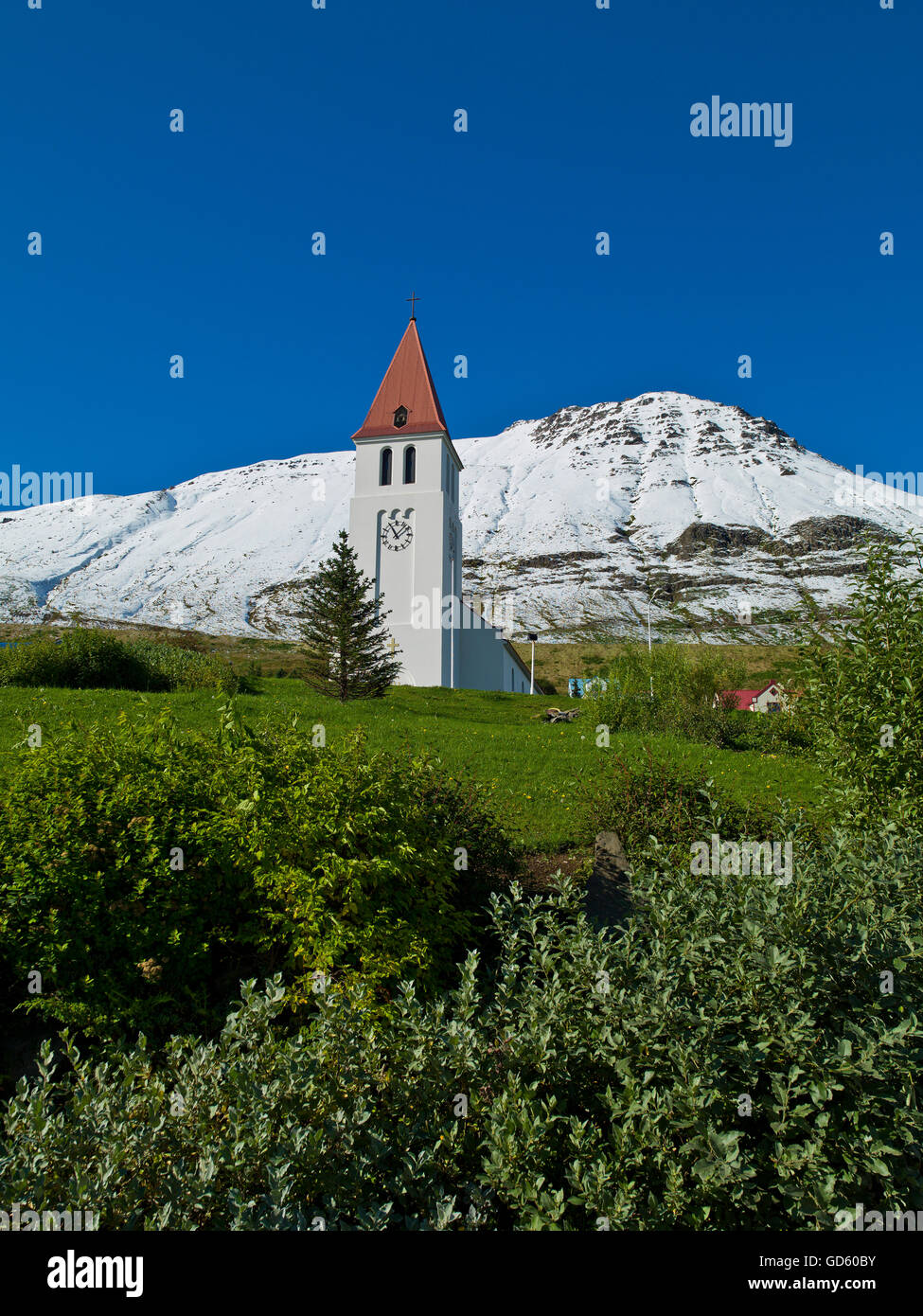 - Sigulfjordur Siglufjardarkirkja iglesia, norte de Islandia Foto de stock