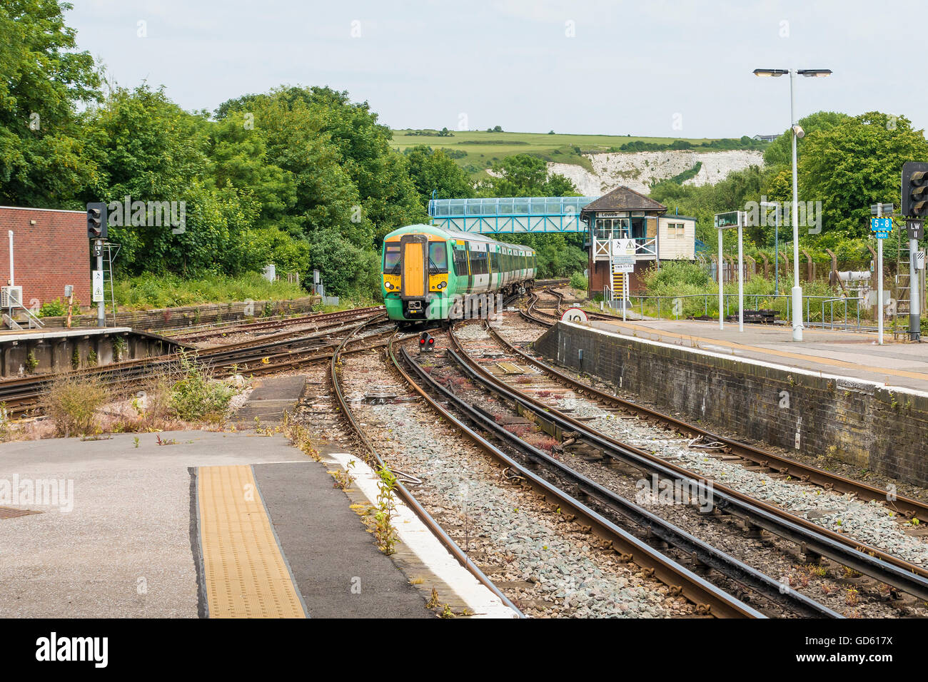 Ferrocarriles del Sur acercándose a la estación de tren de Lewes Sussex England Foto de stock